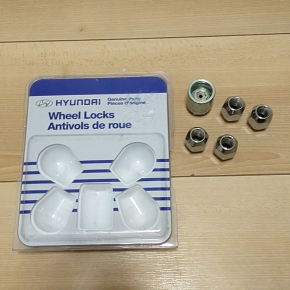 Hyundai wheel locks - Picture 3 of 4